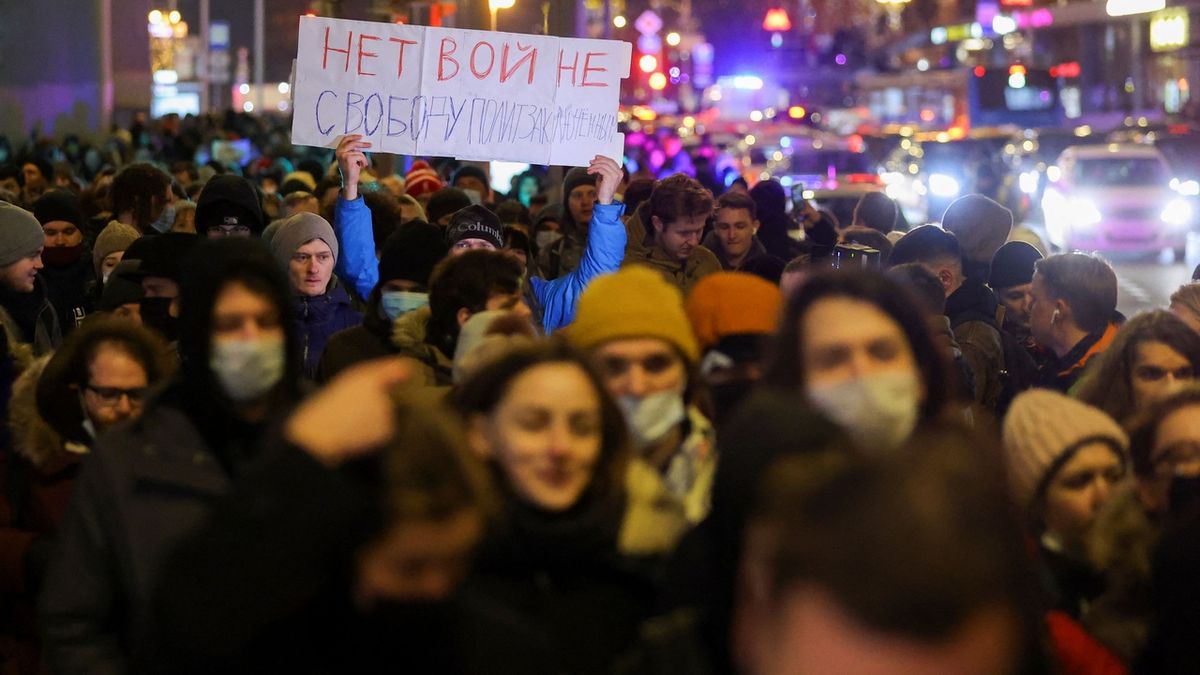 FOTO: Stateční Rusové vyšli protestovat proti válce do ulic, policie zatýká